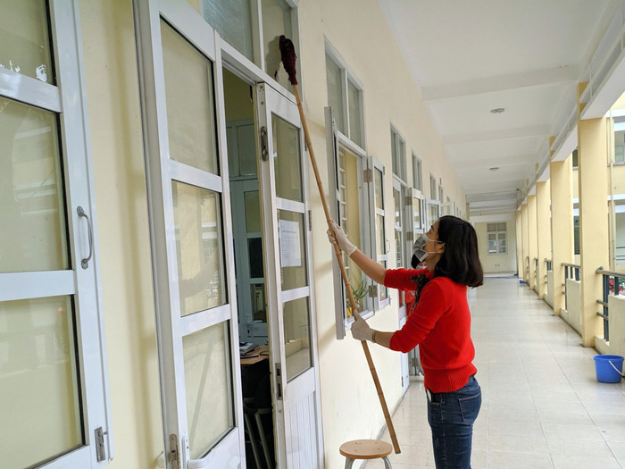 Toàn bộ cửa ra vào, cửa sổ các lớp học đều được lau sạch sẽ. Ảnh: Yên Hòa. Toàn bộ cửa ra vào, cửa sổ các lớp học đều được lau sạch sẽ. Ảnh: Yên Hòa.