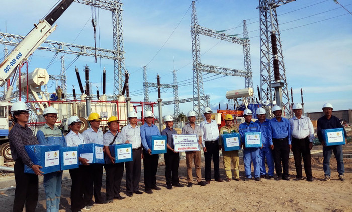 Thăm hỏi người lao động thi công trên công trường thi công truyền tải điện.Ảnh: EVNNPT. Thăm hỏi người lao động thi công trên công trường thi công truyền tải điện.Ảnh: EVNNPT.