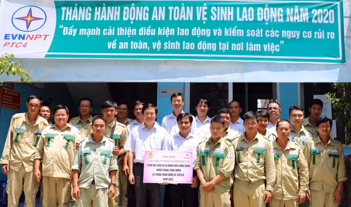 Thăm hỏi người lao động nhân Tháng Công nhân và Tháng hành động về An toàn vệ sinh lao động.Ảnh: EVNNPT.