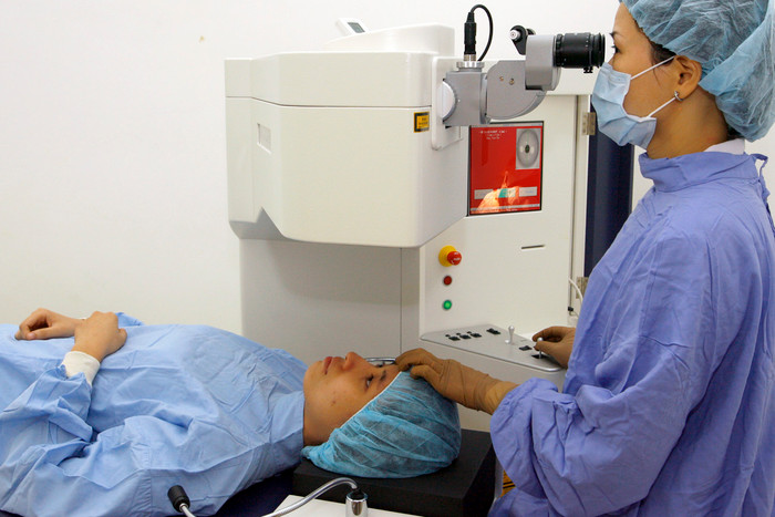 Trong toàn bộ thời gian hưởng lương hưu người lao động được quỹ bảo hiểm xã hội trả kinh phí để cấp thẻ Bảo hiểm Y tế và được hưởng các quyền lợi về khám, chữa bệnh bình đẳng với mọi người khác mà không phụ thuộc vào mức phí tham gia, loại bệnh. Ảnh minh họa: Tùng Dương. Trong toàn bộ thời gian hưởng lương hưu người lao động được quỹ bảo hiểm xã hội trả kinh phí để cấp thẻ Bảo hiểm Y tế và được hưởng các quyền lợi về khám, chữa bệnh bình đẳng với mọi người khác mà không phụ thuộc vào mức phí tham gia, loại bệnh. Ảnh minh họa: Tùng Dương.