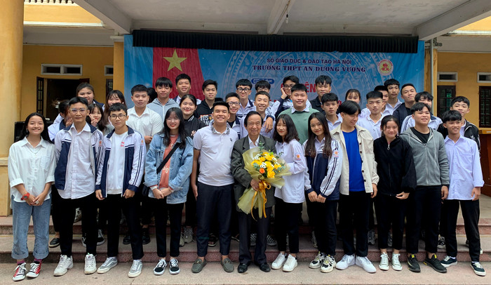 Giáo sư Nguyễn Lân Dũng chụp ảnh lưu niệm với các em học sinh Trường Trung học phổ thông An Dương Vương. Ảnh: Tùng Dương.