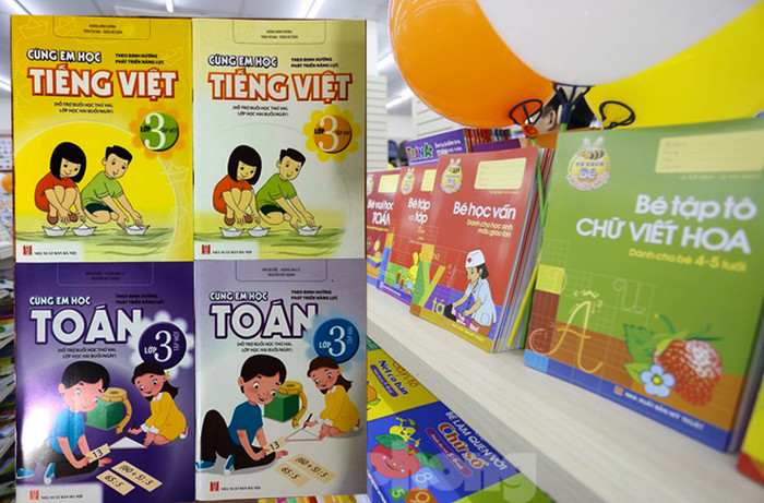 Câu hỏi được dư luận xã hội đặt ra là trại sao nhà trường không chia thành 2 gói sách. 1 gói là nguyên bộ sách giáo khoa theo quy định và 1 gói là sách tham khảo, bổ trợ, như vậy sẽ tiện hơn cho phụ huynh học sinh khi lựa chọn. Ảnh minh họa: Tùng Dương. Câu hỏi được dư luận xã hội đặt ra là trại sao nhà trường không chia thành 2 gói sách. 1 gói là nguyên bộ sách giáo khoa theo quy định và 1 gói là sách tham khảo, bổ trợ, như vậy sẽ tiện hơn cho phụ huynh học sinh khi lựa chọn. Ảnh minh họa: Tùng Dương.