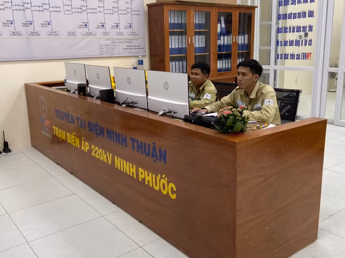 Công nhân trạm biến áp 220 kV Ninh Phước thao tác đóng điện.