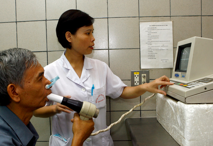 Chính sách Bảo hiểm y tế đã góp phần tạo nên sự công bằng trong chăm sóc sức khỏe cho nhân dân, nhất là với những nhóm người nghèo, đối tượng chính sách, trẻ em... là tiền đề cho việc thực hiện mục tiêu Bảo hiểm y tế toàn dân. Ảnh minh họa: Tùng Dương.