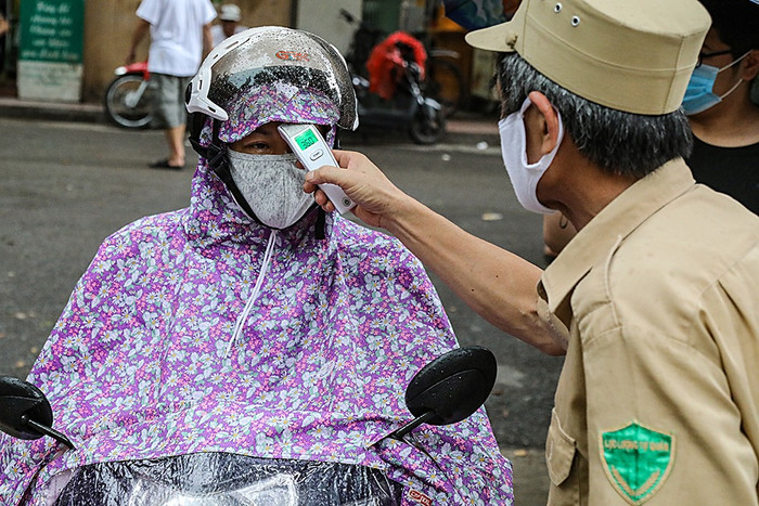 Kiểm tra đo thân nhiệt. Ảnh: Phạm Quang Vinh. Kiểm tra đo thân nhiệt. Ảnh: Phạm Quang Vinh.