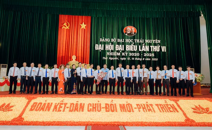 Ra mắt Ban chấp hành Đảng bộ Đại học Thái Nguyên. Ảnh: TL