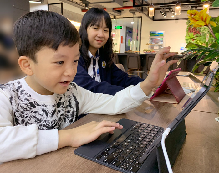 Quá trình học được tiến hành trực tiếp với giáo trình số hóa sinh động, giáo viên và học viên có thể thao tác trên giáo trình trực tiếp theo thời gian thực. Ảnh: Tùng Dương.