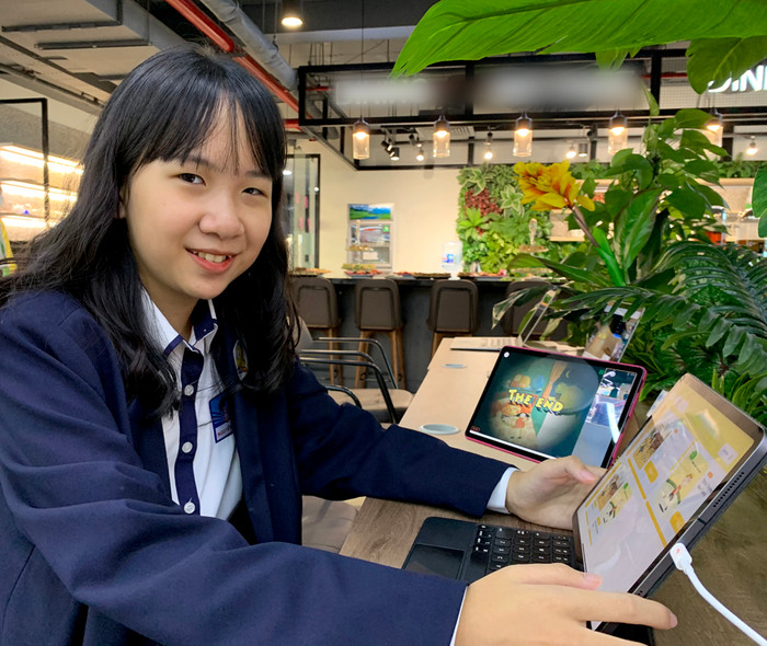 Nhờ sự ứng dụng của công nghệ hiện đại, phụ huynh cũng có thể dễ dàng quan sát và cảm nhận được tiến độ học tập hàng ngày của con theo thời gian thực. Ảnh: Tùng Dương.