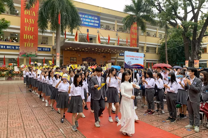 Các em học sinh Trường Trung học phổ thông Yên Hòa đại diện cho sự chuyển mình và phát triển của nhà trường. Ảnh: Tùng Dương.