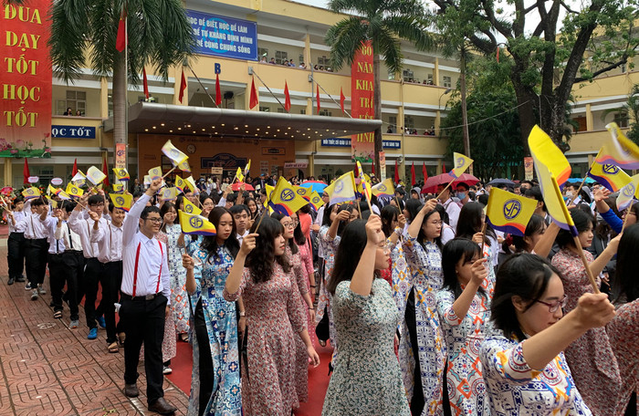 Khối diễu hành đại diện các thế hệ học sinh của nhà trường. Ảnh: Tùng Dương. Khối diễu hành đại diện các thế hệ học sinh của nhà trường. Ảnh: Tùng Dương.
