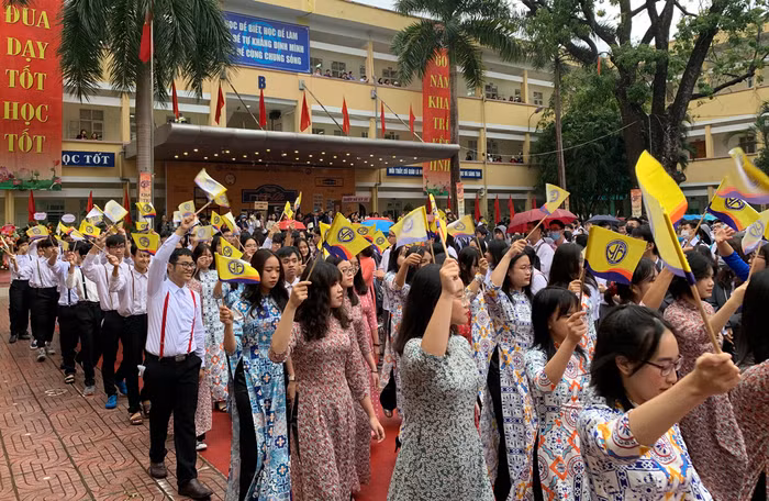 Khối diễu hành đại diện các thế hệ học sinh của nhà trường. Ảnh: Tùng Dương.