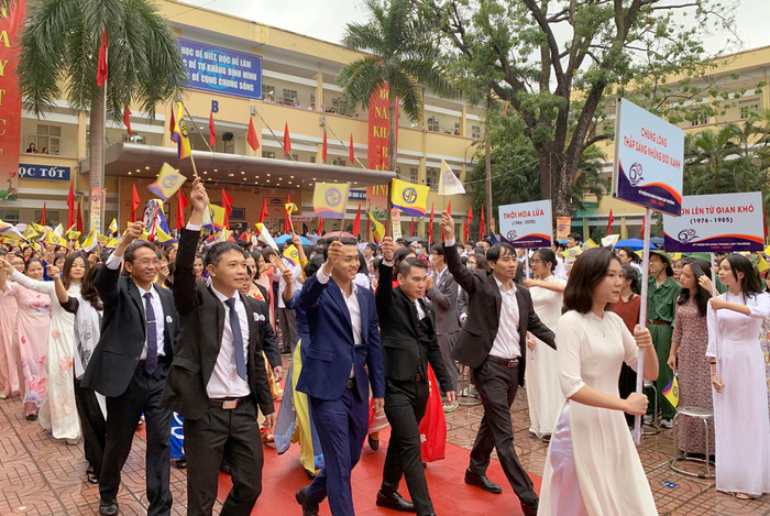 Khối diễu hành đại diện cho các thế hệ giáo viên của Trường Trung học phổ thông Yên Hòa trong lễ kỷ niệm. Ảnh: Tùng Dương. Khối diễu hành đại diện cho các thế hệ giáo viên của Trường Trung học phổ thông Yên Hòa trong lễ kỷ niệm. Ảnh: Tùng Dương.