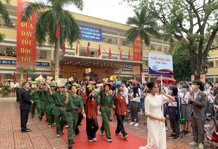 Khối diễu hành thể hiện lại một thời kỳ nhiều thế hệ học sinh của nhà trường xếp bút nghiên tham gia bảo vệ Tổ quốc. Ảnh: Tùng Dương. Khối diễu hành thể hiện lại một thời kỳ nhiều thế hệ học sinh của nhà trường xếp bút nghiên tham gia bảo vệ Tổ quốc. Ảnh: Tùng Dương.