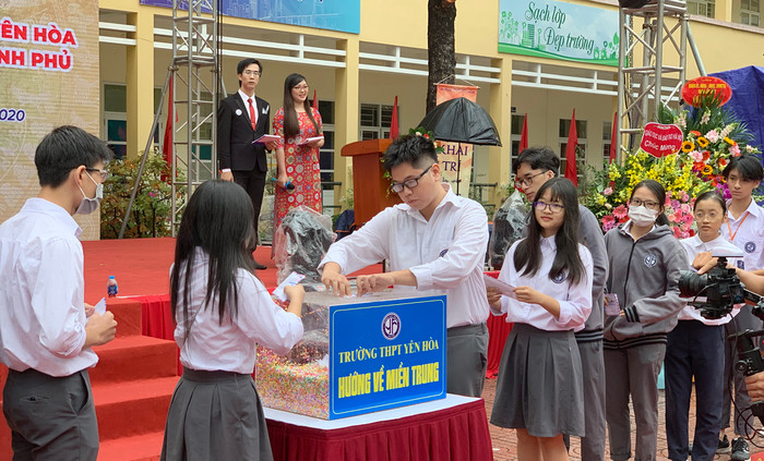 Tại buổi lễ, các em học sinh, thầy cô giáo và các quý vị đại biểu đã tổ chức quyên góp ủng hộ đồng bào miền Trung bị thiên tai, lũ lụt. Ảnh: Tùng Dương. Tại buổi lễ, các em học sinh, thầy cô giáo và các quý vị đại biểu đã tổ chức quyên góp ủng hộ đồng bào miền Trung bị thiên tai, lũ lụt. Ảnh: Tùng Dương.