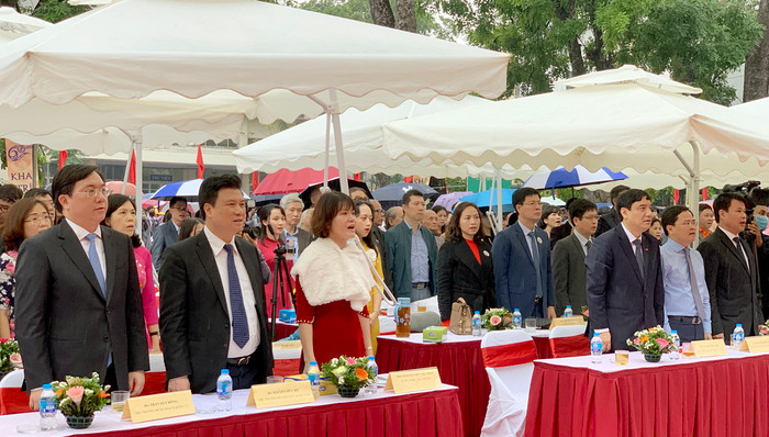 Các đồng chí trong Ban Giám hiệu nhà trường và các đại biểu tham dự lễ kỷ niệm làm lễ chào cờ. Ảnh: Tùng Dương. Các đồng chí trong Ban Giám hiệu nhà trường và các đại biểu tham dự lễ kỷ niệm làm lễ chào cờ. Ảnh: Tùng Dương.