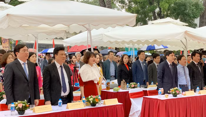 Các đồng chí trong Ban Giám hiệu nhà trường và các đại biểu tham dự lễ kỷ niệm làm lễ chào cờ. Ảnh: Tùng Dương.