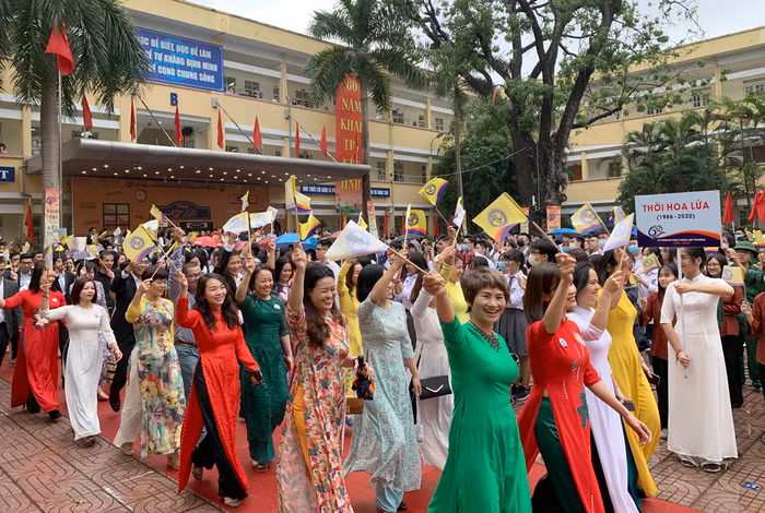 Khối diễu hành là các thầy cô giáo của Trường Trung học phổ thông Yên Hòa trong lễ kỷ niệm. Ảnh: Tùng Dương.