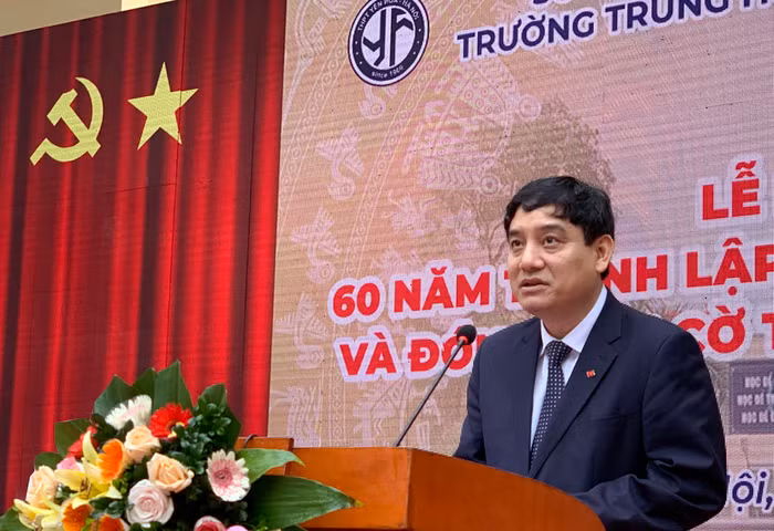 Ông Nguyễn Đắc Vinh - Ủy viên Trung ương Đảng, Phó Chánh văn phòng trung ương Đảng, đại diện cho các cựu học sinh cũ của nhà trường gửi lời cảm ơn đến các thế hệ giáo viên của Trường Trung học phổ thông Yên Hòa. Ảnh: Tùng Dương.