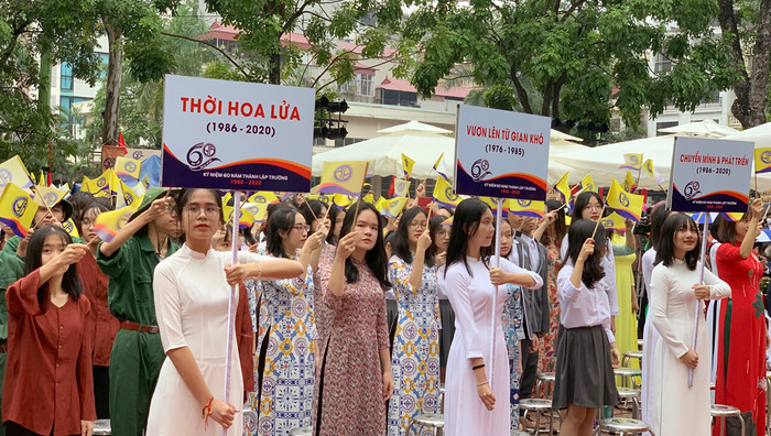 Các em học sinh Trường Trung học phổ thông Yên Hòa đại diện cho các khối lớp trong lễ kỷ niệm. Ảnh: Tùng Dương. Các em học sinh Trường Trung học phổ thông Yên Hòa đại diện cho các khối lớp trong lễ kỷ niệm. Ảnh: Tùng Dương.