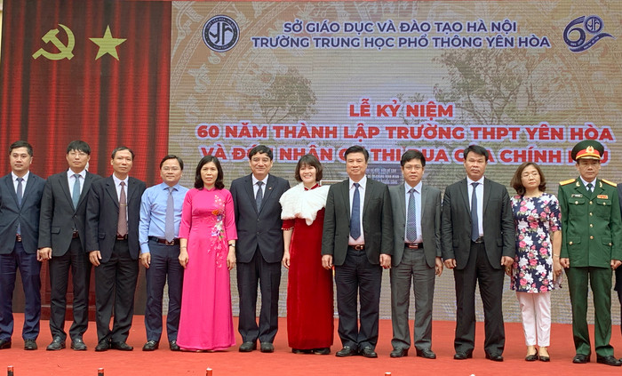 Ban giám hiệu Trường Trung học phổ thông Yên Hòa chụp ảnh lưu niệm với các đồng chí lãnh đạo và một số cựu học sinh tại Lễ kỷ niệm 60 năm thành lập trường và đón nhận Cờ thi đua của Chính phủ trao tặng. Ảnh: Tùng Dương. Ban giám hiệu Trường Trung học phổ thông Yên Hòa chụp ảnh lưu niệm với các đồng chí lãnh đạo và một số cựu học sinh tại Lễ kỷ niệm 60 năm thành lập trường và đón nhận Cờ thi đua của Chính phủ trao tặng. Ảnh: Tùng Dương.