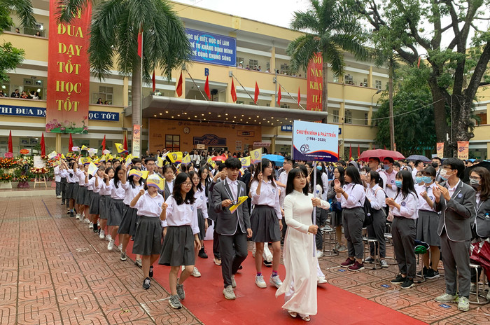 Các em học sinh Trường Trung học phổ thông Yên Hòa đại diện cho sự chuyển mình và phát triển của nhà trường. Ảnh: Tùng Dương. Các em học sinh Trường Trung học phổ thông Yên Hòa đại diện cho sự chuyển mình và phát triển của nhà trường. Ảnh: Tùng Dương.
