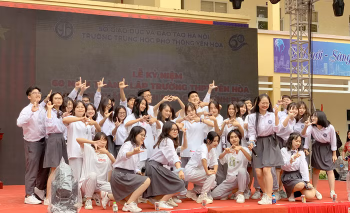 Các em học sinh Trường Trung học phổ thông Yên Hòa với tiết mục văn nghệ chào mừng Lễ niệm 60 năm thành lập trường. Ảnh: Tùng Dương.