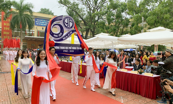 Các em học sinh Trường Trung học phổ thông Yên Hòa, quận Cầu Giấy, Hà Nội trong lễ niệm 60 năm thành lập trường và đón nhận Cờ thi đua của Chính phủ trao tặng. Ảnh: Tùng Dương. Các em học sinh Trường Trung học phổ thông Yên Hòa, quận Cầu Giấy, Hà Nội trong lễ niệm 60 năm thành lập trường và đón nhận Cờ thi đua của Chính phủ trao tặng. Ảnh: Tùng Dương.