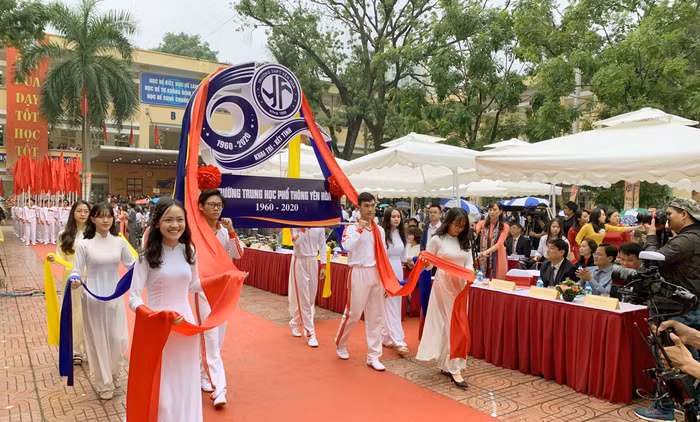 Các em học sinh Trường Trung học phổ thông Yên Hòa, quận Cầu Giấy, Hà Nội trong lễ niệm 60 năm thành lập trường và đón nhận Cờ thi đua của Chính phủ trao tặng. Ảnh: Tùng Dương.