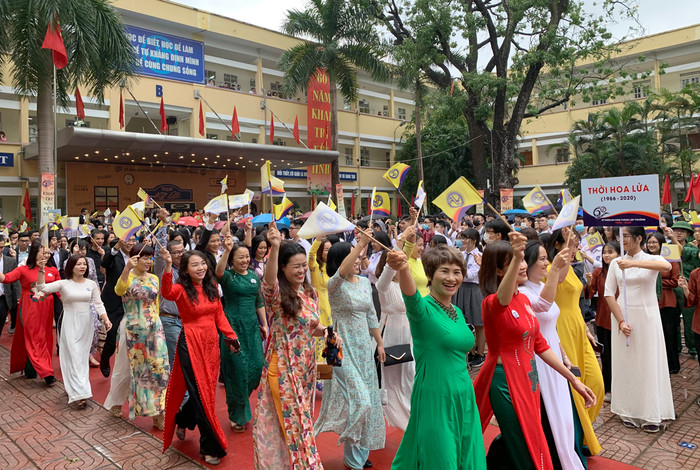 Khối diễu hành là các thầy cô giáo của Trường Trung học phổ thông Yên Hòa trong lễ kỷ niệm. Ảnh: Tùng Dương. Khối diễu hành là các thầy cô giáo của Trường Trung học phổ thông Yên Hòa trong lễ kỷ niệm. Ảnh: Tùng Dương.