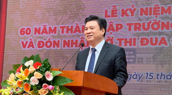 Nhà giáo ưu tú,Tiến sĩ Nguyễn Hữu Độ -Thứ trưởng Bộ Giáo dục và Đào tạo phát biểu căn dặn thầy và trò nhà trường trong lễ kỷ niệm. Ảnh: Tùng Dương. Nhà giáo ưu tú,Tiến sĩ Nguyễn Hữu Độ -Thứ trưởng Bộ Giáo dục và Đào tạo phát biểu căn dặn thầy và trò nhà trường trong lễ kỷ niệm. Ảnh: Tùng Dương.