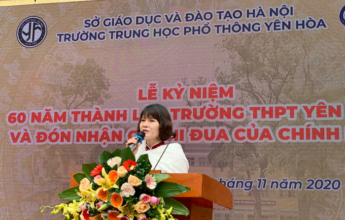 Nhà giáo Nguyễn Thị Nhiếp - Hiệu trưởng Trường Trung học phổ thông Yên Hòa thay mặt hội đồng sư phạm nhà trường đọc diễn văn chào mừng tại lễ kỷ niệm. Ảnh: Tùng Dương. Nhà giáo Nguyễn Thị Nhiếp - Hiệu trưởng Trường Trung học phổ thông Yên Hòa thay mặt hội đồng sư phạm nhà trường đọc diễn văn chào mừng tại lễ kỷ niệm. Ảnh: Tùng Dương.
