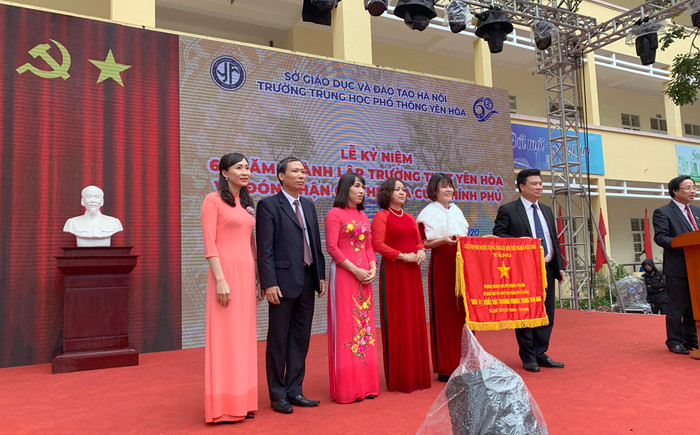 Ban giám hiệu Trường Trung học phổ thông Yên Hòa nhận Cờ thi đua của Chính phủ trao tặng trong lễ kỷ niệm. Ảnh: Tùng Dương. Ban giám hiệu Trường Trung học phổ thông Yên Hòa nhận Cờ thi đua của Chính phủ trao tặng trong lễ kỷ niệm. Ảnh: Tùng Dương.