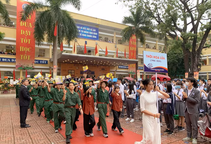 Khối diễu hành thể hiện lại một thời kỳ nhiều thế hệ học sinh của nhà trường xếp bút nghiên tham gia bảo vệ Tổ quốc. Ảnh: Tùng Dương.