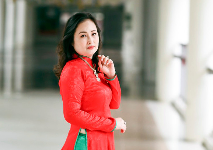 Cô Đỗ Tú Oanh: "Đối với tôi thì Trường Hà Nội - Amsterdam là thanh xuân, là nhà nên khi về trường tôi luôn có cảm giác rất thoải mái vì rất hiểu tâm lý của học sinh, hơn nữa trong con người tôi luôn có “chất Ams”, một cái gì đó rất riêng". Ảnh: NVCC.