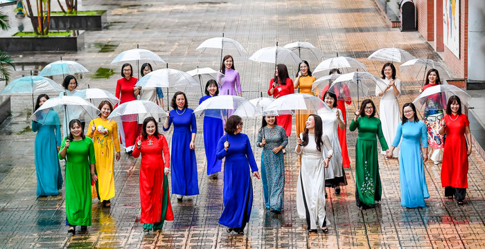 Cô Đỗ Tú Oanh và các giáo viên Tổ bộ môn Văn Trường Trung học phổ thông Chuyên Hà Nội - Amsterdam. Ảnh: NVCC.