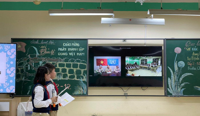 Các em học sinh giao lưu với các bác sĩ quân y Việt Nam tham gia lực lượng giữ gìn hòa bình Liên hợp quốc tại Bệnh viện dã chiến cấp 2 số 2 (BVDC2.2), Bentiu, Cộng hòa Nam Sudan. Ảnh: Nhà trường cung cấp. Các em học sinh giao lưu với các bác sĩ quân y Việt Nam tham gia lực lượng giữ gìn hòa bình Liên hợp quốc tại Bệnh viện dã chiến cấp 2 số 2 (BVDC2.2), Bentiu, Cộng hòa Nam Sudan. Ảnh: Nhà trường cung cấp.