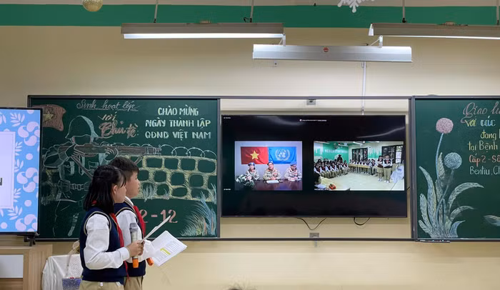 Các em học sinh giao lưu với các bác sĩ quân y Việt Nam tham gia lực lượng giữ gìn hòa bình Liên hợp quốc tại Bệnh viện dã chiến cấp 2 số 2 (BVDC2.2), Bentiu, Cộng hòa Nam Sudan. Ảnh: Nhà trường cung cấp.