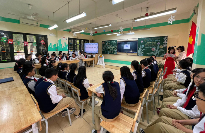 Tham gia tiết sinh hoạt này, tại đầu cầu Trường Trung học cơ sở Thái Thịnh có cô giáo Trịnh Đan Ly - Phó trưởng phòng Giáo dục và Đào tạo quận Đống Đa; Thầy Nguyễn Cao Cường, Hiệu trưởng Trường Trung học cơ sở Thái Thịnh; Cô Phạm Thu Thủy - Phó Hiệu trưởng nhà trường; Cô giáo Trần Nguyệt Ánh - Giáo viên chủ nhiệm và toàn bộ học sinh lớp 6A01 cùng các Thầy cô giáo đại diện Trường Trung học cơ sở Thái Thịnh. Ảnh: Nhà trường cung cấp. Tham gia tiết sinh hoạt này, tại đầu cầu Trường Trung học cơ sở Thái Thịnh có cô giáo Trịnh Đan Ly - Phó trưởng phòng Giáo dục và Đào tạo quận Đống Đa; Thầy Nguyễn Cao Cường, Hiệu trưởng Trường Trung học cơ sở Thái Thịnh; Cô Phạm Thu Thủy - Phó Hiệu trưởng nhà trường; Cô giáo Trần Nguyệt Ánh - Giáo viên chủ nhiệm và toàn bộ học sinh lớp 6A01 cùng các Thầy cô giáo đại diện Trường Trung học cơ sở Thái Thịnh. Ảnh: Nhà trường cung cấp.