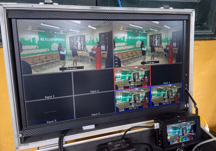 Công tác chuẩn bị cho buổi sinh hoạt tại Trường Trung học cơ sở Thái Thịnh, quận Đống Đa, Hà Nội. Ảnh: Nhà trường cung cấp.