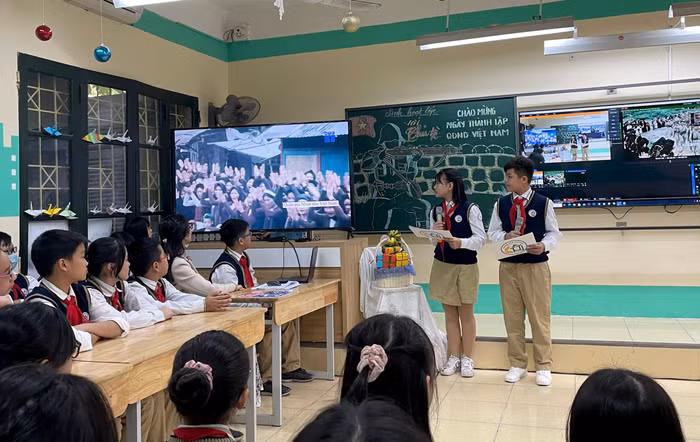 Các em học sinh giới thiệu truyền thống 76 năm của Quân đội nhân dân Việt Nam thông qua video tư liệu. Sau đó là các phần đố vui về lịch sử, truyền thống của Quân đội thông qua 10 câu hỏi trắc nghiệm. Ảnh: Nhà trường cung cấp.