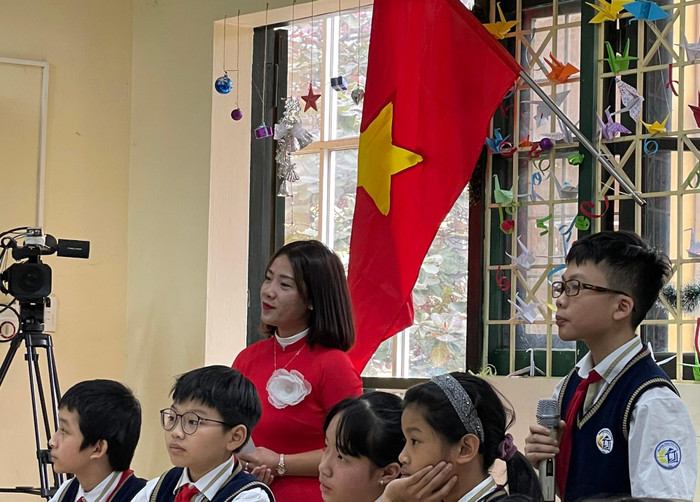 Các em học sinhTrường Trung học cơ sở Thái Thịnh, quận Đống Đa, Hà Nội, đang giao lưu với các bác sĩ quân y Việt Nam tham gia lực lượng giữ gìn hòa bình Liên hợp quốc tại Bệnh viện dã chiến cấp 2 số 2 (BVDC2.2), Bentiu, Cộng hòa Nam Sudan. Ảnh: Nhà trường cung cấp. Các em học sinhTrường Trung học cơ sở Thái Thịnh, quận Đống Đa, Hà Nội, đang giao lưu với các bác sĩ quân y Việt Nam tham gia lực lượng giữ gìn hòa bình Liên hợp quốc tại Bệnh viện dã chiến cấp 2 số 2 (BVDC2.2), Bentiu, Cộng hòa Nam Sudan. Ảnh: Nhà trường cung cấp.