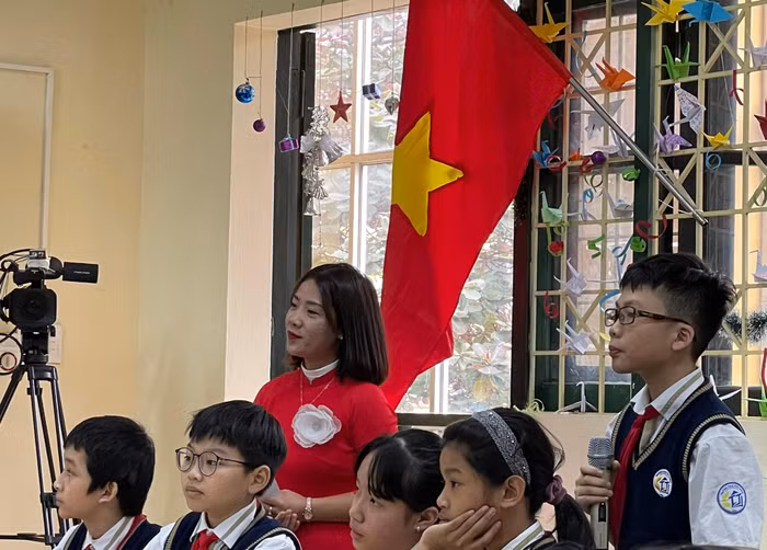 Các em học sinhTrường Trung học cơ sở Thái Thịnh, quận Đống Đa, Hà Nội, đang giao lưu với các bác sĩ quân y Việt Nam tham gia lực lượng giữ gìn hòa bình Liên hợp quốc tại Bệnh viện dã chiến cấp 2 số 2 (BVDC2.2), Bentiu, Cộng hòa Nam Sudan. Ảnh: Nhà trường cung cấp.