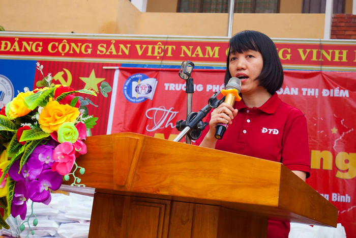 Nhà giáo Vũ Anh Tú - Phó hiệu trưởng Trường Trung học phổ thông Đoàn Thị Điểm đại diện ban giám hiệu nhà trường chia sẻ cảm thông với những khó khăn mà các em học sinh xã Lộc Thủy, tỉnh Quảng Bình vừa trải qua. Ảnh: Hữu Thành. Nhà giáo Vũ Anh Tú - Phó hiệu trưởng Trường Trung học phổ thông Đoàn Thị Điểm đại diện ban giám hiệu nhà trường chia sẻ cảm thông với những khó khăn mà các em học sinh xã Lộc Thủy, tỉnh Quảng Bình vừa trải qua. Ảnh: Hữu Thành.