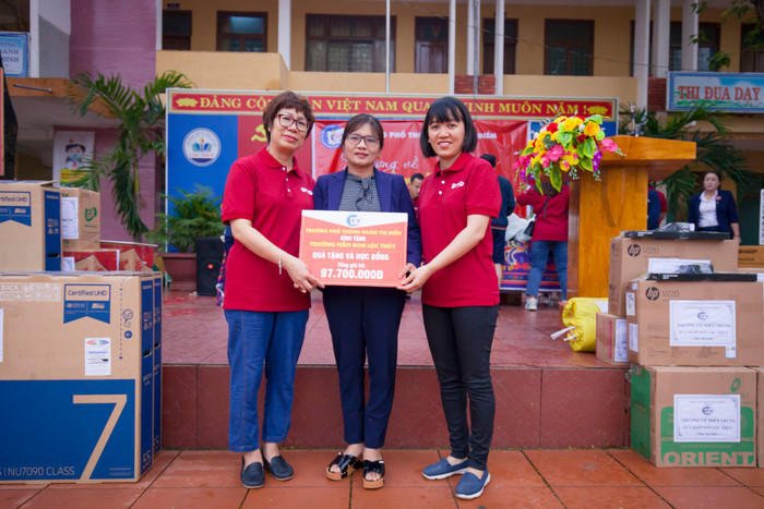 Nhà giáo Vũ Anh Tú - Phó hiệu trưởng Trường Trung học phổ thông Đoàn Thị Điểm (ngoài cùng bên phải ảnh), đại diện ban giám hiệu nhà trường trao quà cho trường mầm non xã Lộc Thủy, tỉnh Quảng Bình. Ảnh: Hữu Thành. Nhà giáo Vũ Anh Tú - Phó hiệu trưởng Trường Trung học phổ thông Đoàn Thị Điểm (ngoài cùng bên phải ảnh), đại diện ban giám hiệu nhà trường trao quà cho trường mầm non xã Lộc Thủy, tỉnh Quảng Bình. Ảnh: Hữu Thành.
