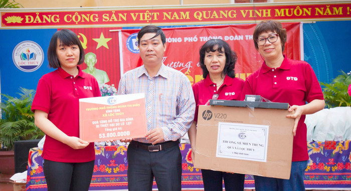 Nhà giáo Vũ Anh Tú - Phó hiệu trưởng Trường Trung học phổ thông Đoàn Thị Điểm (ngoài cùng bên trái ảnh), đại diện cho ban giám hiệu nhà trường trao quà tại xã Lộc Thủy, tỉnh Quảng bình. Ảnh: Hữu Thành. Nhà giáo Vũ Anh Tú - Phó hiệu trưởng Trường Trung học phổ thông Đoàn Thị Điểm (ngoài cùng bên trái ảnh), đại diện cho ban giám hiệu nhà trường trao quà tại xã Lộc Thủy, tỉnh Quảng bình. Ảnh: Hữu Thành.