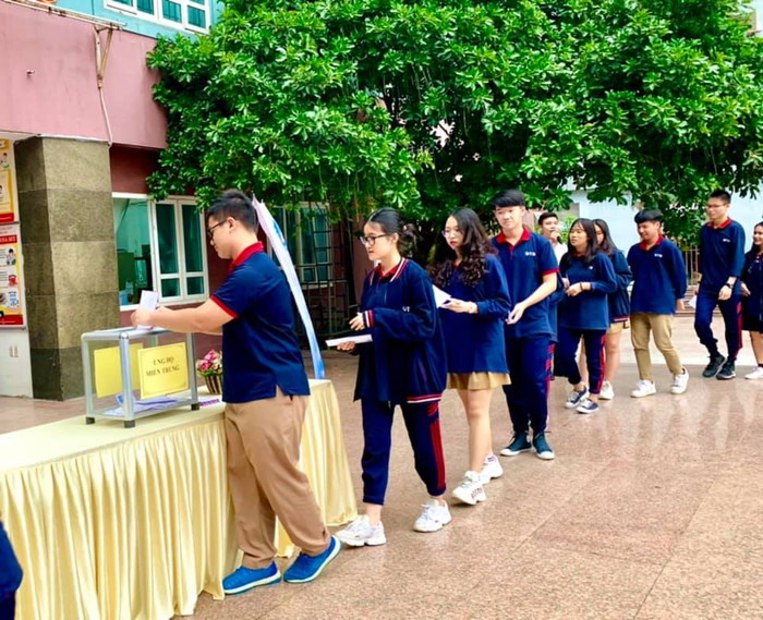 Các em học sinh trường Trung học phổ thông Đoàn Thị Điểm tham gia quyên góp ủng hộ. Ảnh: Hữu Thành. Các em học sinh trường Trung học phổ thông Đoàn Thị Điểm tham gia quyên góp ủng hộ. Ảnh: Hữu Thành.
