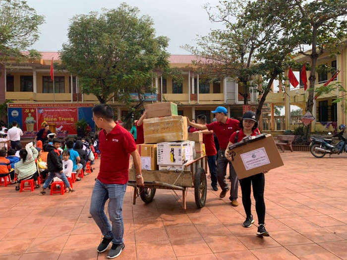Những phần quà ý nghĩa của Trường Trung học phổ thông Đoàn Thị Điểm gửi tới các bạn học sinh xã Lộc Thủy, tỉnh Quảng Bình. Ảnh: Hữu Thành. Những phần quà ý nghĩa của Trường Trung học phổ thông Đoàn Thị Điểm gửi tới các bạn học sinh xã Lộc Thủy, tỉnh Quảng Bình. Ảnh: Hữu Thành.