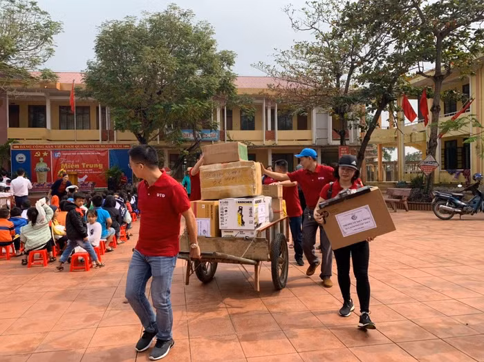 Những phần quà ý nghĩa của Trường Trung học phổ thông Đoàn Thị Điểm gửi tới các bạn học sinh xã Lộc Thủy, tỉnh Quảng Bình. Ảnh: Hữu Thành.