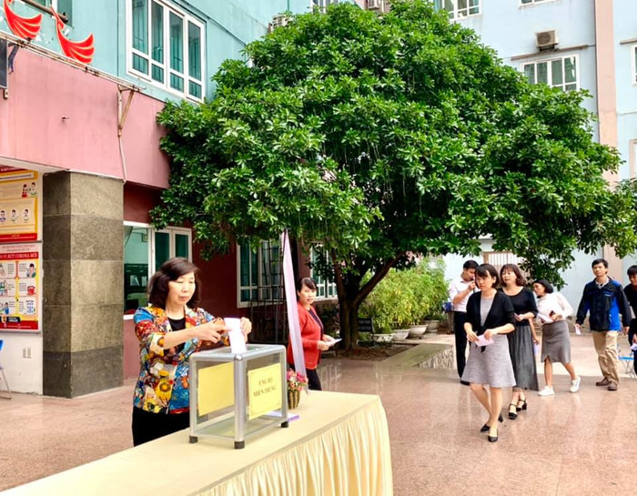 Nhà giáo Vũ Thị Phương Anh - Hiệu trưởng Trường Trung học phổ thông Đoàn Thị Điểm trong lễ phát động quyên góp. Ảnh: Hữu Thành. Nhà giáo Vũ Thị Phương Anh - Hiệu trưởng Trường Trung học phổ thông Đoàn Thị Điểm trong lễ phát động quyên góp. Ảnh: Hữu Thành.