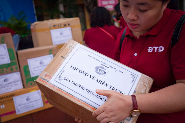 Học sinh Trường Trung học phổ thông Đoàn Thị Điểm với tấm lòng hướng về người dân xã Lộc Thủy, tỉnh Quảng Bình. Ảnh: Hữu Thành. Học sinh Trường Trung học phổ thông Đoàn Thị Điểm với tấm lòng hướng về người dân xã Lộc Thủy, tỉnh Quảng Bình. Ảnh: Hữu Thành.